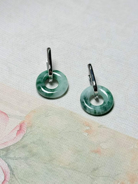 Anting-anting gesper pengaman giok alami dengan motif bunga yang cerah. Ukuran perkiraan: 17 x 4 mm. Termasuk ongkos kirim dan pajak.