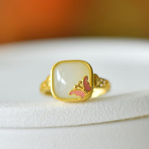 9574-2# Cincin perak sterling 925 bertatahkan giok Hetian berbentuk drum persegi dan enamel kupu-kupu bulat. Desain baru dan unik, pengerjaan yang indah, dan gaya yang khas. Dimensi giok: 10*10 mm. Termasuk ongkos kirim dan pajak.