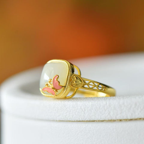 9574-2# Cincin perak sterling 925 bertatahkan giok Hetian berbentuk drum persegi dan enamel kupu-kupu bulat. Desain baru dan unik, pengerjaan yang indah, dan gaya yang khas. Dimensi giok: 10*10 mm. Termasuk ongkos kirim dan pajak.