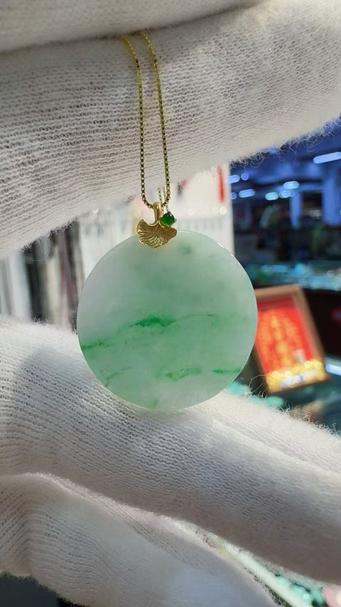 Giok kelas A! Liontin giok jenis es-lengket dari tambang tua Burma, setengah gunung, setengah air, dengan pengait emas 18K dan rantai perak 925! Dimensi: 22 x 2,3 mm. Termasuk ongkos kirim dan pajak.