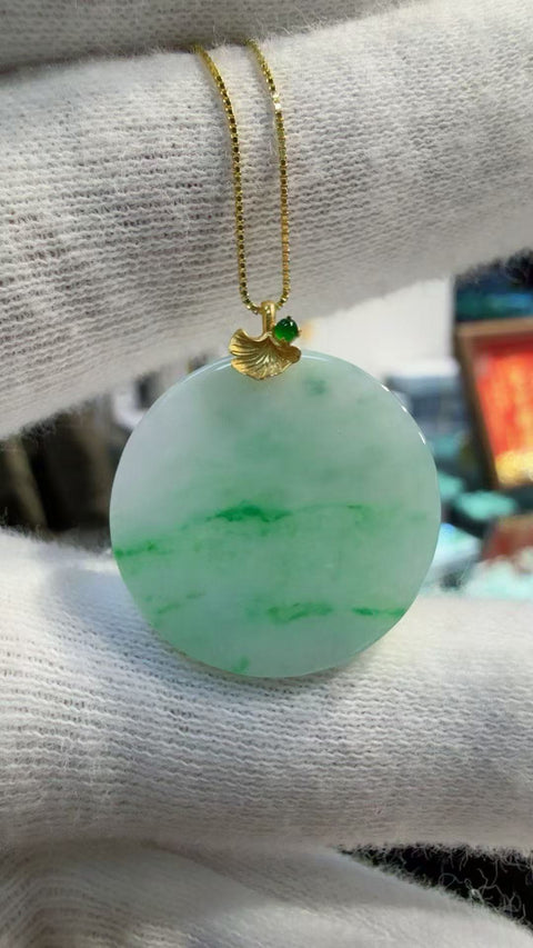 Giok kelas A! Liontin giok jenis es-lengket dari tambang tua Burma, setengah gunung, setengah air, dengan pengait emas 18K dan rantai perak 925! Dimensi: 22 x 2,3 mm. Termasuk ongkos kirim dan pajak.