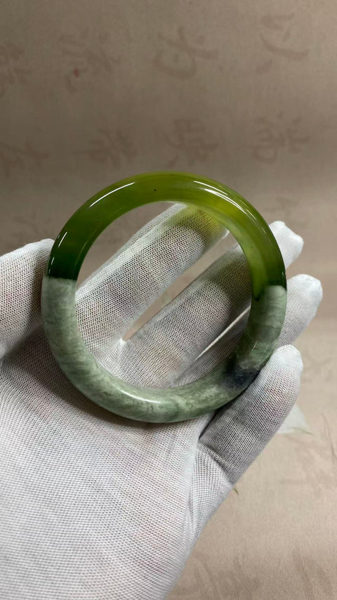 Gelang Giok Xiuyan yang Indah – Gelang Teh Susu Anggur Hijau, setengah giok dan setengah anggur hijau. Diameter dalam: 58,2 mm, lebar tepi: 13,1 mm. Semua batu terbentuk secara alami. Termasuk ongkos kirim dan pajak.