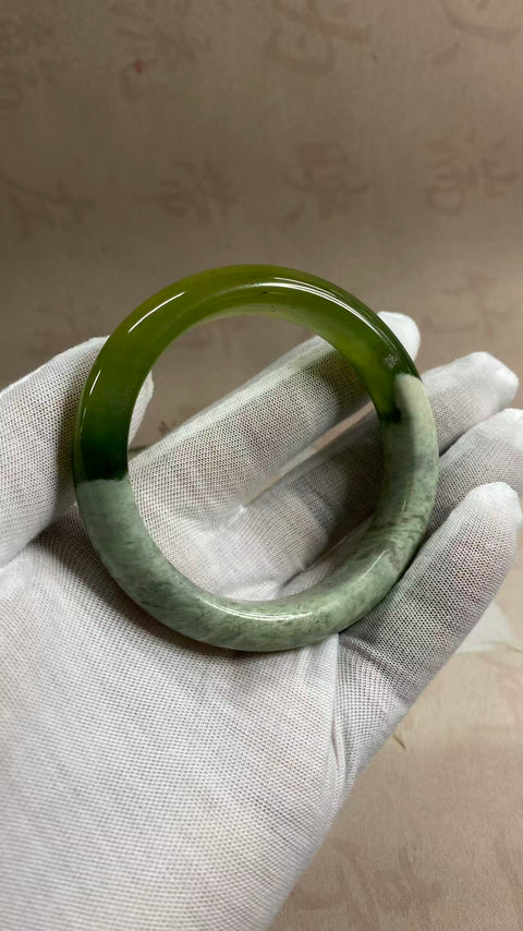 Gelang Giok Xiuyan yang Indah – Gelang Teh Susu Anggur Hijau, setengah giok dan setengah anggur hijau. Diameter dalam: 58,2 mm, lebar tepi: 13,1 mm. Semua batu terbentuk secara alami. Termasuk ongkos kirim dan pajak.