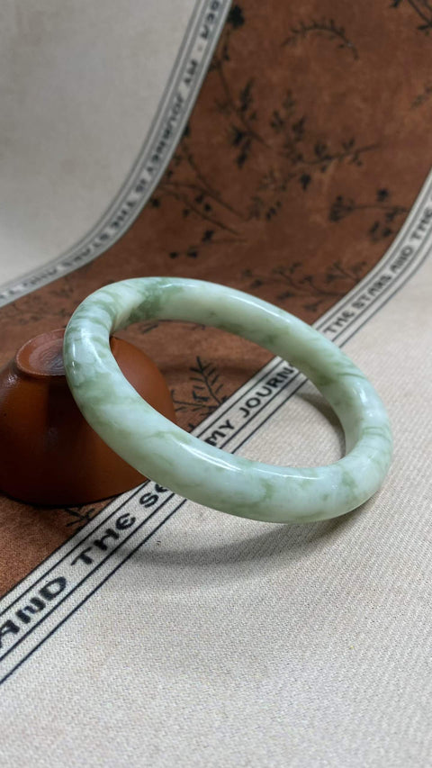 Gelang giok Xiuyan yang indah – hijau minyak tua, diameter dalam: 63,2 mm, lebar tepi: 12,4 mm. Semua batu terbentuk secara alami. Harga sudah termasuk ongkos kirim dan pajak.