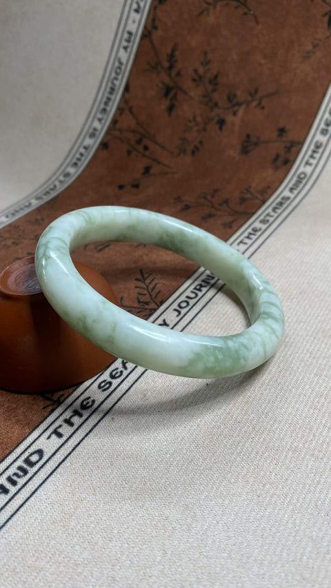 Gelang giok Xiuyan yang indah – hijau minyak tua, diameter dalam: 63,2 mm, lebar tepi: 12,4 mm. Semua batu terbentuk secara alami. Harga sudah termasuk ongkos kirim dan pajak.
