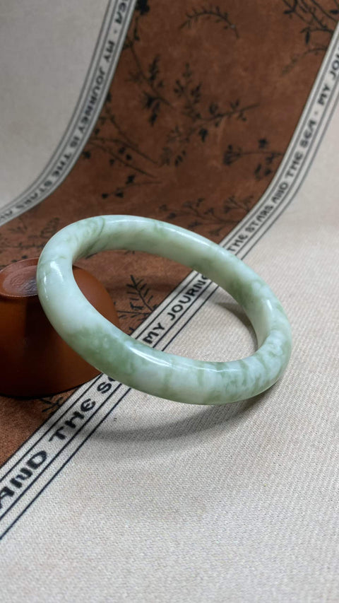 Gelang giok Xiuyan yang indah – hijau minyak tua, diameter dalam: 63,2 mm, lebar tepi: 12,4 mm. Semua batu terbentuk secara alami. Harga sudah termasuk ongkos kirim dan pajak.