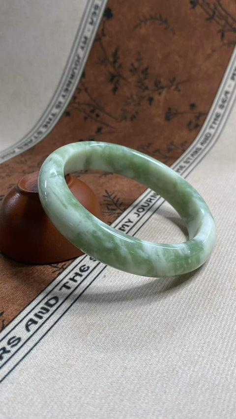 Gelang giok Xiuyan yang indah—warna hijau minyak tua, diameter dalam: 62,3 mm, lebar tepi: 14,8 mm. Semua batu terbentuk secara alami. Harga sudah termasuk ongkos kirim dan pajak.