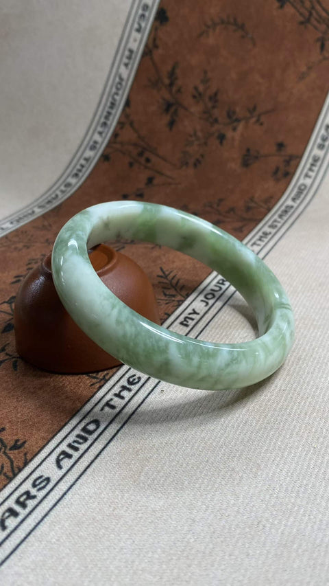 Gelang giok Xiuyan yang indah—warna hijau minyak tua, diameter dalam: 62,3 mm, lebar tepi: 14,8 mm. Semua batu terbentuk secara alami. Harga sudah termasuk ongkos kirim dan pajak.