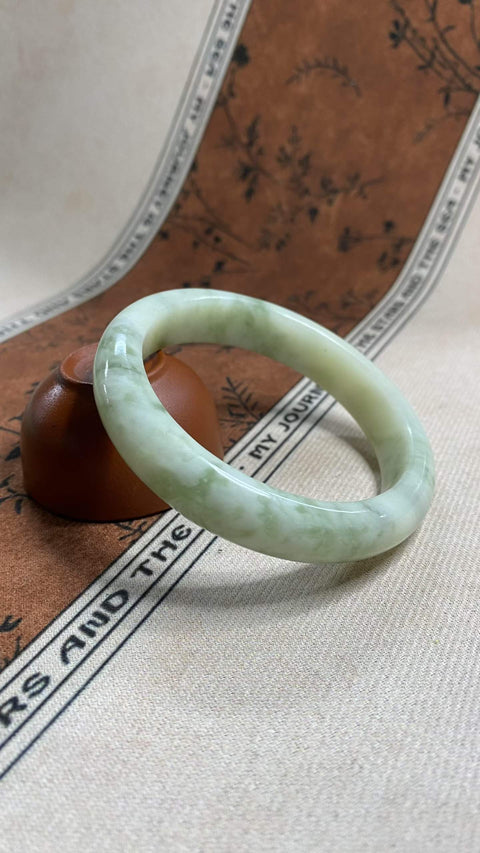 Gelang giok Xiuyan yang indah—warna hijau minyak tua, diameter dalam: 61,7 mm, lebar tepi: 13,7 mm. Semua batu terbentuk secara alami. Harga sudah termasuk ongkos kirim dan pajak.