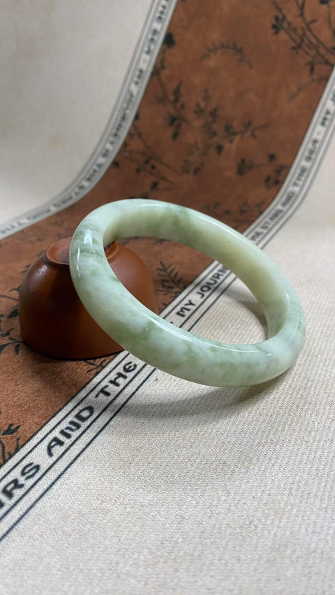 Gelang giok Xiuyan yang indah—warna hijau minyak tua, diameter dalam: 61,7 mm, lebar tepi: 13,7 mm. Semua batu terbentuk secara alami. Harga sudah termasuk ongkos kirim dan pajak.
