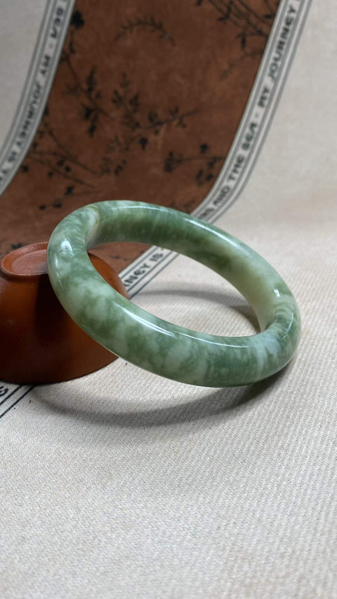 Gelang giok Xiuyan yang indah—warna hijau minyak tua, diameter dalam: 56,5 mm, lebar tepi: 13,2 mm. Semua batu terbentuk secara alami. Harga sudah termasuk ongkos kirim dan pajak.