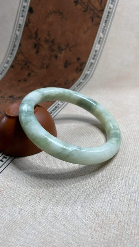 Gelang giok Xiuyan yang indah – hijau minyak tua, diameter dalam: 60,2 mm, lebar tepi: 11 mm. Semua batu terbentuk secara alami. Harga sudah termasuk ongkos kirim dan pajak.