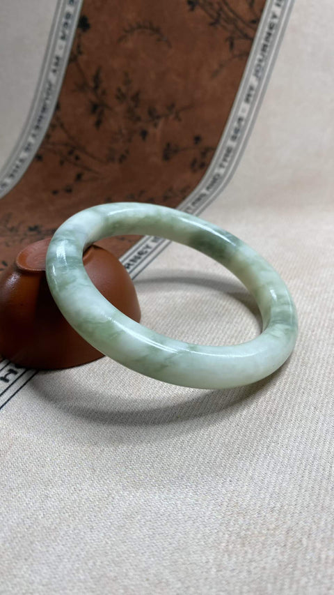 Gelang giok Xiuyan yang indah – hijau minyak tua, diameter dalam: 60,2 mm, lebar tepi: 11 mm. Semua batu terbentuk secara alami. Harga sudah termasuk ongkos kirim dan pajak.