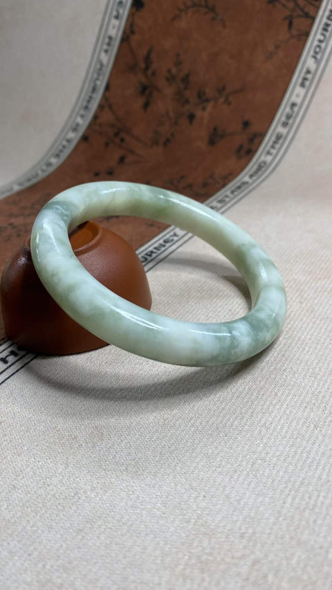 Gelang giok Xiuyan yang indah – hijau minyak tua, diameter dalam: 60,2 mm, lebar tepi: 11 mm. Semua batu terbentuk secara alami. Harga sudah termasuk ongkos kirim dan pajak.