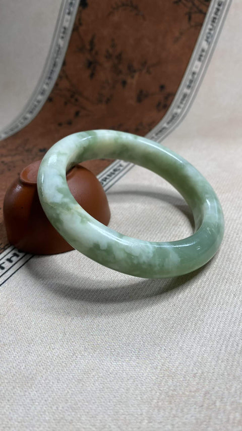 Gelang giok Xiuyan yang indah—warna hijau minyak tua, diameter dalam: 58 mm, lebar tepi: 13,7 mm. Semua batu terbentuk secara alami. Termasuk ongkos kirim dan pajak.