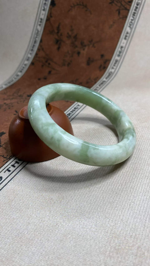 Gelang giok Xiuyan yang indah—warna hijau minyak tua, diameter dalam: 58 mm, lebar tepi: 13,7 mm. Semua batu terbentuk secara alami. Termasuk ongkos kirim dan pajak.