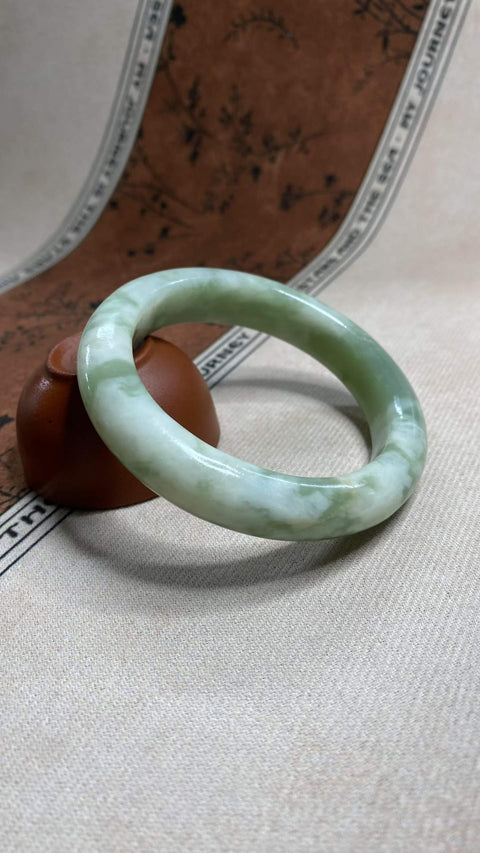 Gelang giok Xiuyan yang indah—warna hijau minyak tua, diameter dalam: 58 mm, lebar tepi: 13,7 mm. Semua batu terbentuk secara alami. Termasuk ongkos kirim dan pajak.