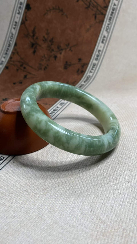 Gelang giok Xiuyan yang indah—warna hijau minyak tua, diameter dalam: 56,5 mm, lebar tepi: 13,2 mm. Semua batu terbentuk secara alami. Harga sudah termasuk ongkos kirim dan pajak.