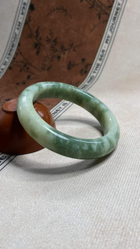 Gelang giok Xiuyan yang indah—warna hijau minyak tua, diameter dalam: 56,5 mm, lebar tepi: 13,2 mm. Semua batu terbentuk secara alami. Harga sudah termasuk ongkos kirim dan pajak.