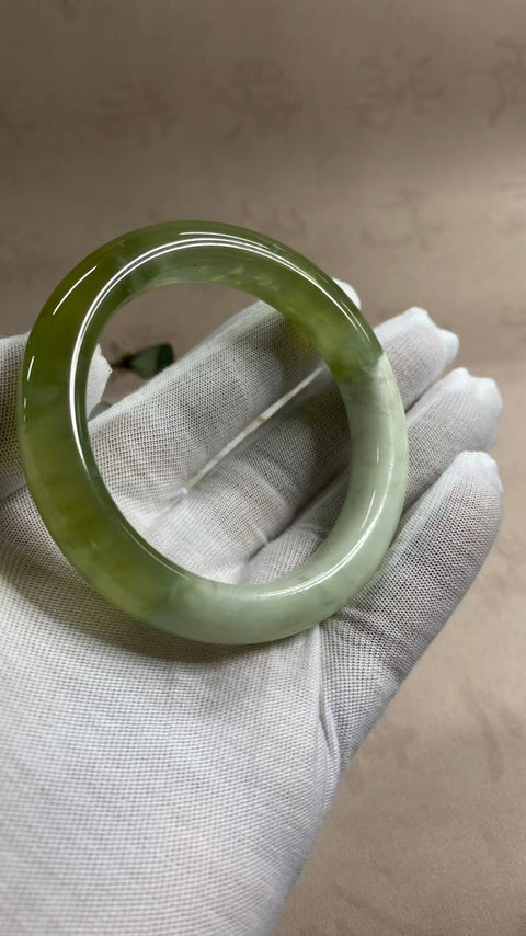 Gelang giok Xiuyan yang indah—gaya busa susu anggur hijau, setengah giok dan setengah anggur hijau. Diameter dalam: 58 mm, lebar tepi: 12,1 mm. Semua batu terbentuk secara alami. Termasuk ongkos kirim dan pajak.