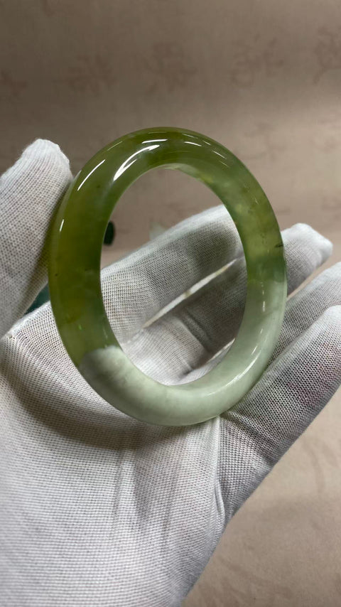 Gelang giok Xiuyan yang indah—gaya busa susu anggur hijau, setengah giok dan setengah anggur hijau. Diameter dalam: 58 mm, lebar tepi: 12,1 mm. Semua batu terbentuk secara alami. Termasuk ongkos kirim dan pajak.