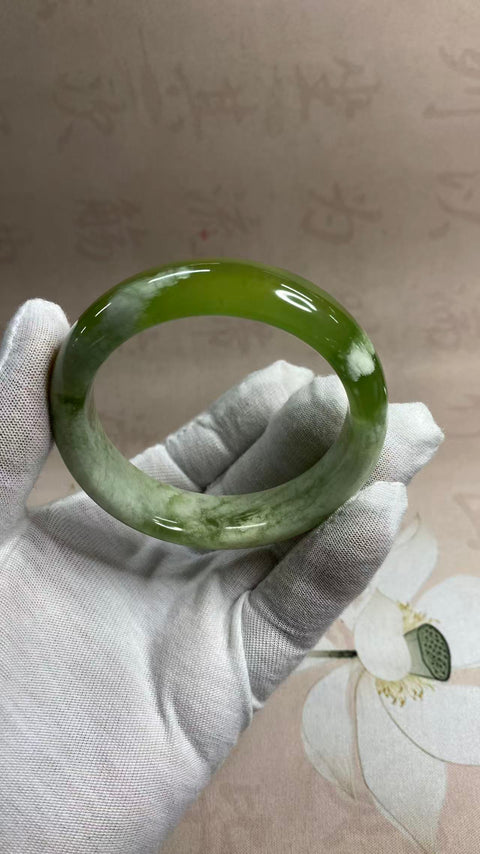 Gelang Giok Xiuyan yang Indah – Gelang Teh Susu Anggur Hijau, setengah giok dan setengah anggur hijau. Diameter dalam: 58,1 mm, lebar tepi: 16,1 mm. Semua batu terbentuk secara alami. Termasuk ongkos kirim dan pajak.