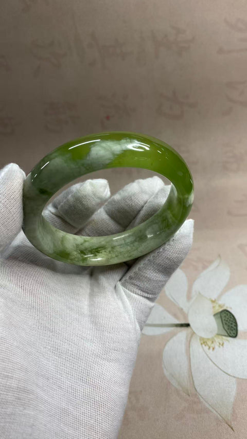 Gelang Giok Xiuyan yang Indah – Gelang Teh Susu Anggur Hijau, setengah giok dan setengah anggur hijau. Diameter dalam: 58,1 mm, lebar tepi: 16,1 mm. Semua batu terbentuk secara alami. Termasuk ongkos kirim dan pajak.
