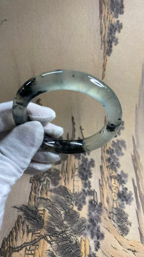 Gelang giok Xiuyan yang indah dengan pola lukisan tinta seperti mata air di atas dasar yang dingin. Diameter dalam: 58,5 mm, lebar samping: 12,5 mm. Semua batu terbentuk secara alami. Termasuk ongkos kirim dan pajak.