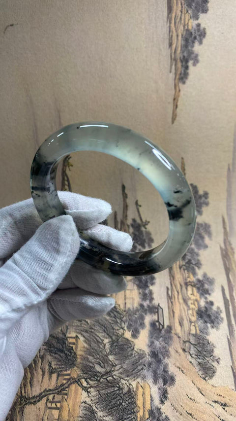 Gelang giok Xiuyan yang indah dengan pola lukisan tinta seperti mata air di atas dasar yang dingin. Diameter dalam: 58,5 mm, lebar samping: 12,5 mm. Semua batu terbentuk secara alami. Termasuk ongkos kirim dan pajak.