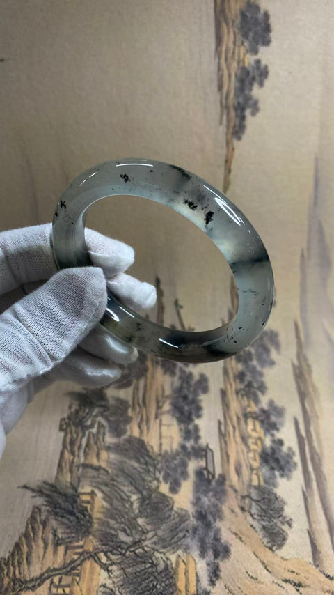 Gelang giok Xiuyan yang indah dengan dasar sedingin es dan desain lukisan tinta seperti musim semi. Diameter dalam: 59,9 mm, lebar tepi: 12,1 mm. Semua batu terbentuk secara alami. Termasuk ongkos kirim dan pajak.