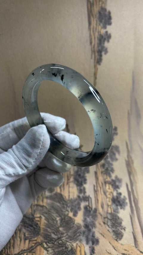 Gelang giok Xiuyan yang indah dengan dasar sedingin es dan desain lukisan tinta seperti musim semi. Diameter dalam: 59,9 mm, lebar tepi: 12,1 mm. Semua batu terbentuk secara alami. Termasuk ongkos kirim dan pajak.