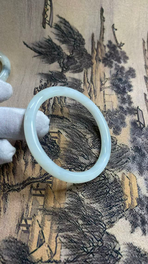 Gelang Giok Xiuyan yang Indah – Abu-abu Gunung Jauh, Diameter Dalam: 55mm. Semua batu terbentuk secara alami. Harga sudah termasuk ongkos kirim dan pajak. No. Barang 202607021255