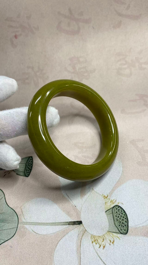 Gelang giok Xiuyan berbentuk alpukat yang indah, diameter dalam: 55mm, lebar samping: 14,5mm. Semua batu terbentuk secara alami. Harga sudah termasuk ongkos kirim dan pajak.