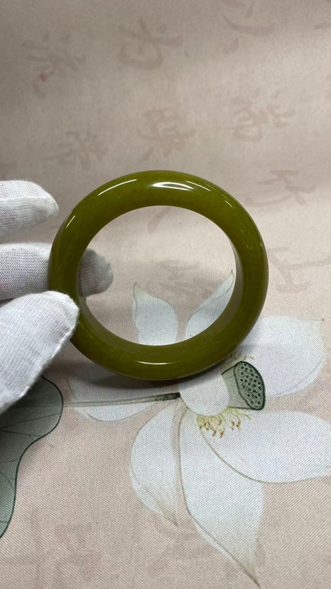 Gelang giok Xiuyan berbentuk alpukat yang indah, diameter dalam: 55mm, lebar samping: 14,5mm. Semua batu terbentuk secara alami. Harga sudah termasuk ongkos kirim dan pajak.
