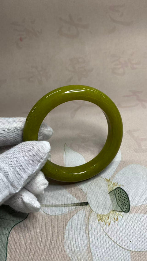 Gelang giok Xiuyan berbentuk alpukat yang indah, diameter dalam: 55,2 mm, lebar samping: 12,4 mm. Semua batu terbentuk secara alami. Harga sudah termasuk ongkos kirim dan pajak.