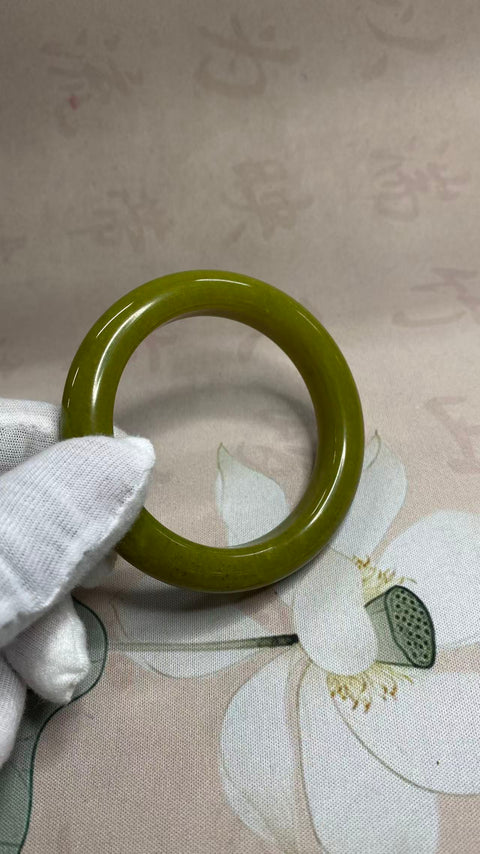 Gelang giok Xiuyan berbentuk alpukat yang indah, diameter dalam: 55,2 mm, lebar samping: 12,4 mm. Semua batu terbentuk secara alami. Harga sudah termasuk ongkos kirim dan pajak.