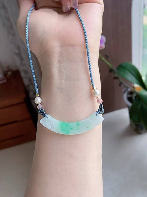 Kalung tulang selangka giok alami, indah dan bergaya, terbuat dari bahan tambang kuno, dengan tekstur yang halus dan hangat, ukiran yang indah, dan warna hijau cerah yang cantik. Ukuran: 5,0 x 1,0 cm. Termasuk ongkos kirim dan pajak.