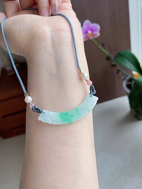 Kalung tulang selangka giok alami, indah dan bergaya, terbuat dari bahan tambang kuno, dengan tekstur yang halus dan hangat, ukiran yang indah, dan warna hijau cerah yang cantik. Ukuran: 5,0 x 1,0 cm. Termasuk ongkos kirim dan pajak.