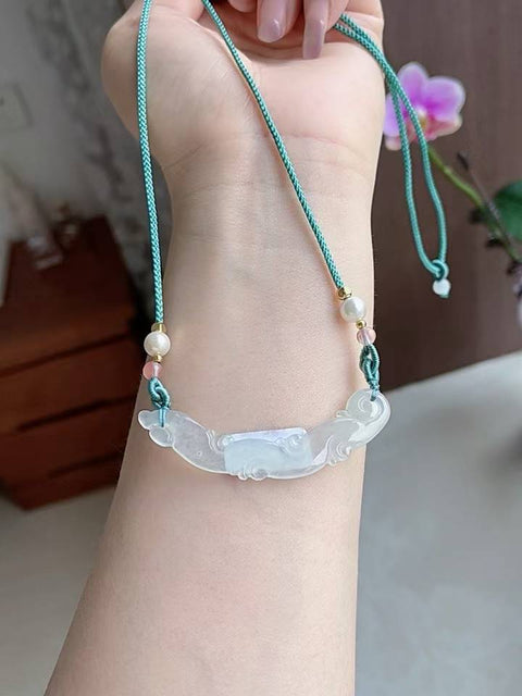 Kalung tulang selangka giok alami, indah dan bergaya, terbuat dari bahan tambang kuno, dengan tekstur yang halus dan hangat, ukiran yang indah, dan transparansi yang sangat baik. Ukuran: 2,8 x 1,0 cm. Termasuk ongkos kirim dan pajak.