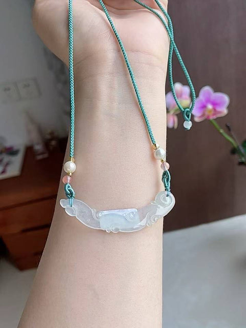 Kalung tulang selangka giok alami, indah dan bergaya, terbuat dari bahan tambang kuno, dengan tekstur yang halus dan hangat, ukiran yang indah, dan transparansi yang sangat baik. Ukuran: 2,8 x 1,0 cm. Termasuk ongkos kirim dan pajak.