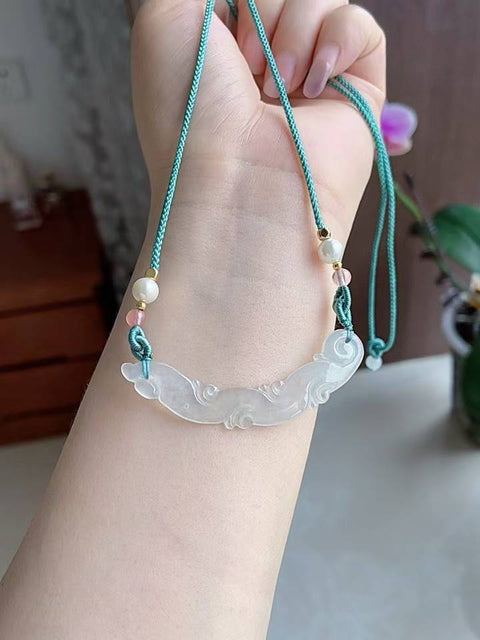Kalung tulang selangka giok alami, indah dan bergaya, terbuat dari bahan tambang kuno, dengan tekstur yang halus dan hangat, ukiran yang indah, dan transparansi yang sangat baik. Ukuran: 2,8 x 1,0 cm. Termasuk ongkos kirim dan pajak.