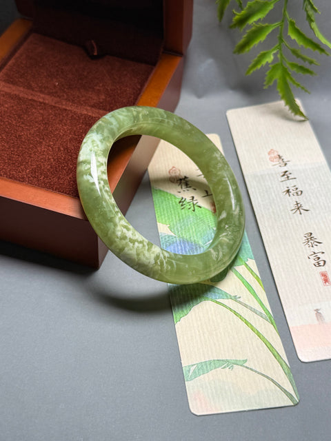 Gelang giok Xiuyan alami dengan desain bunga yang halus dan elegan. Perkiraan dimensi: 59,2-12,9-10,8 mm. Semua batu terbentuk secara alami. Termasuk ongkos kirim dan pajak.