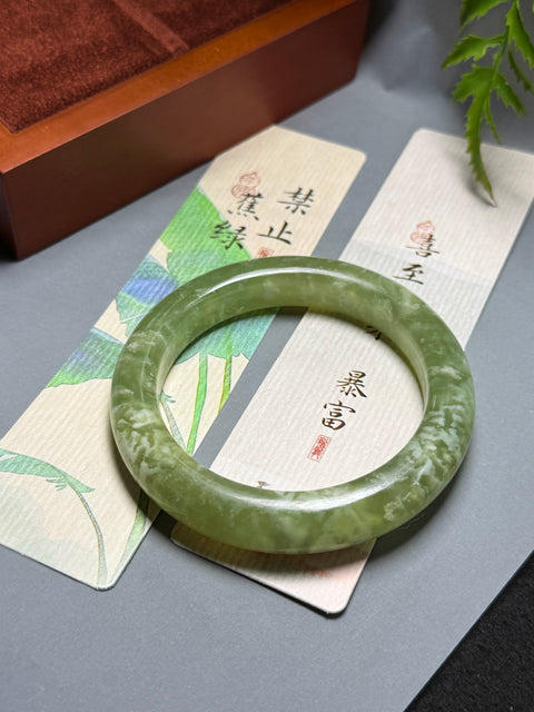 Gelang giok Xiuyan alami dengan desain bunga yang halus dan elegan. Perkiraan dimensi: 59,2-12,9-10,8 mm. Semua batu terbentuk secara alami. Termasuk ongkos kirim dan pajak.