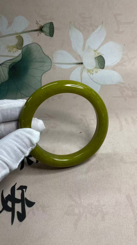 Gelang giok Xiuyan berbentuk alpukat yang indah, diameter dalam: 57,2 mm, lebar samping: 13,4 mm. Semua batu terbentuk secara alami. Harga sudah termasuk ongkos kirim dan pajak.