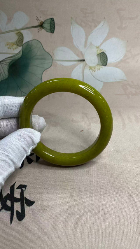 Gelang giok Xiuyan berbentuk alpukat yang indah, diameter dalam: 57,2 mm, lebar samping: 13,4 mm. Semua batu terbentuk secara alami. Harga sudah termasuk ongkos kirim dan pajak.