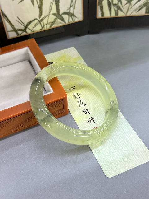 Gelang tanaman air giok Xiuyan alami, ukuran sekitar 56,5×13×9,5mm. Semua batu terbentuk secara alami. Harga sudah termasuk ongkos kirim dan pajak.