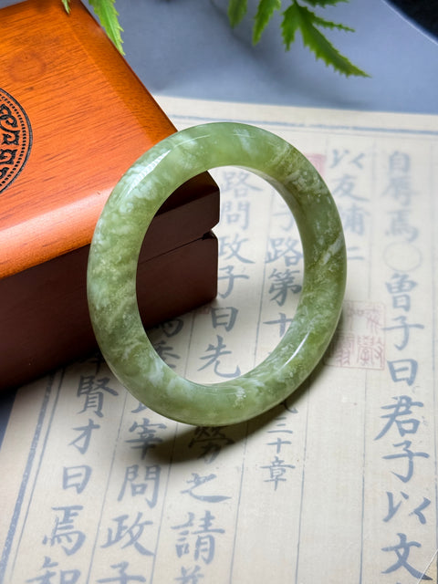 Gelang giok Xiuyan alami, "Kekayaan yang Tak Tertandingi," ukuran sekitar 56,3 x 13 x 11 mm. Semua batu terbentuk secara alami; termasuk ongkos kirim dan pajak.