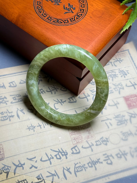 Gelang giok Xiuyan alami, "Kekayaan yang Tak Tertandingi," ukuran sekitar 56,3 x 13 x 11 mm. Semua batu terbentuk secara alami; termasuk ongkos kirim dan pajak.