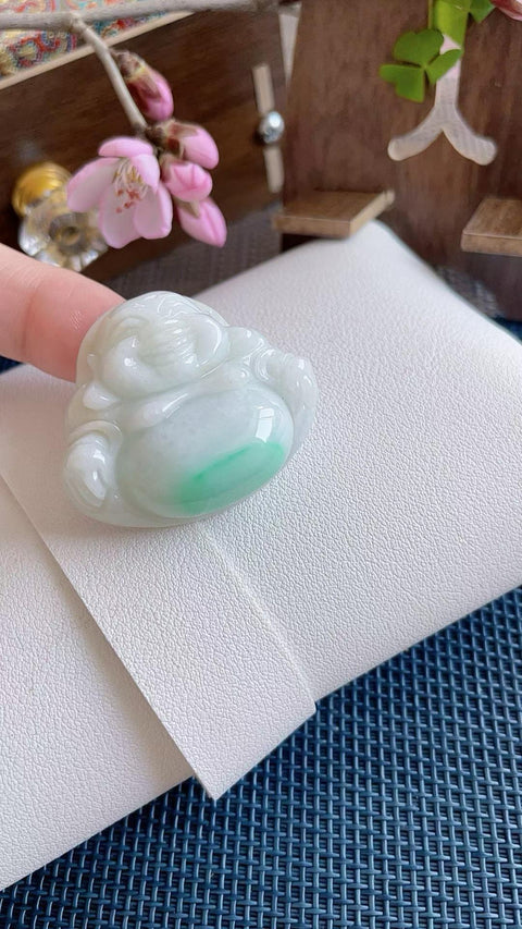 Giok alami, dengan desain wajah tersenyum, dari tambang tua, dengan tekstur halus dan hangat, ukiran yang indah, dimensi 3,8 x 3,2 cm, termasuk ongkos kirim dan pajak.