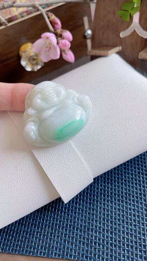 Giok alami, dengan desain wajah tersenyum, dari tambang tua, dengan tekstur halus dan hangat, ukiran yang indah, dimensi 3,8 x 3,2 cm, termasuk ongkos kirim dan pajak.